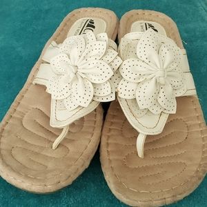Cliffs Cupcake White Sandals